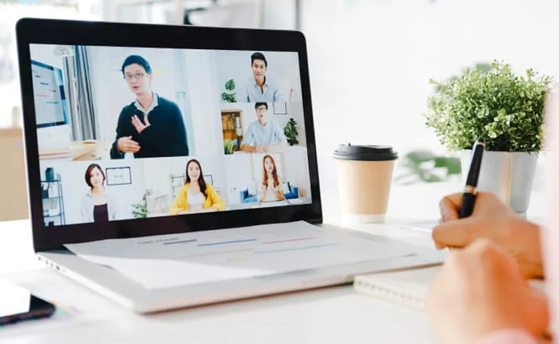 オンラインで交流する様子